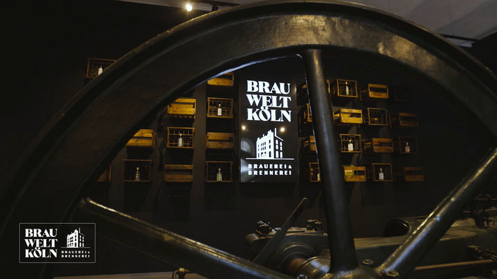 Blick durch die Dampfmaschine in den Werksverkauf der BRAUWELT Köln in Köln-Kalk