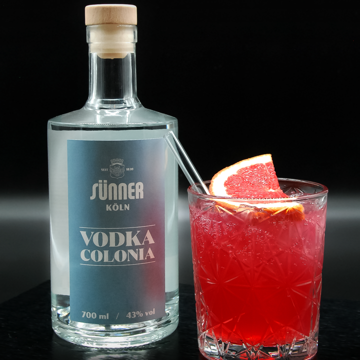 Die Sünner Vodka Colonia Flasche mit dem Cocktail 