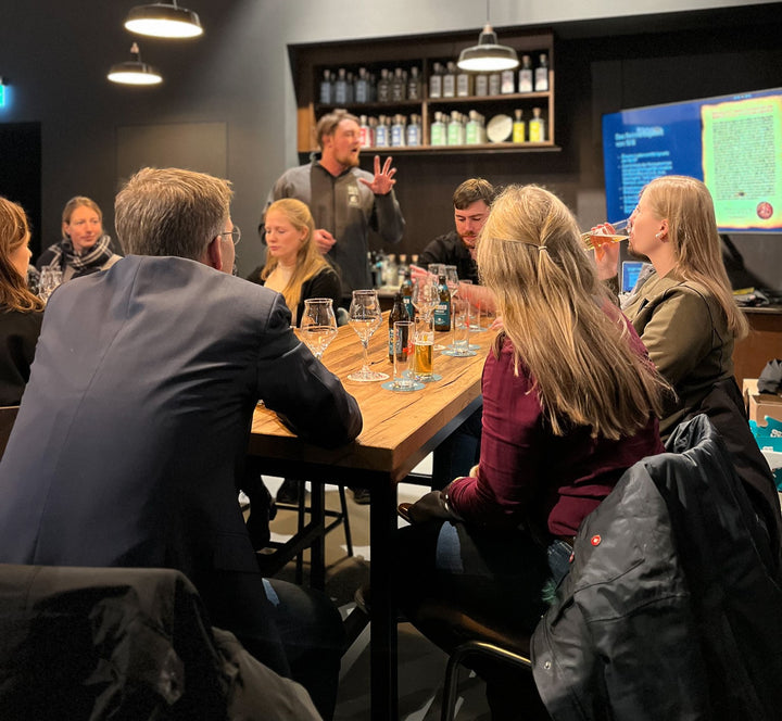 Teilnehmer beim Biertasting im Showroom der BRAUWELT Köln