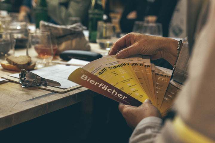 Ein Bierfächer wird während eines Bierseminars in der Hand gehalten