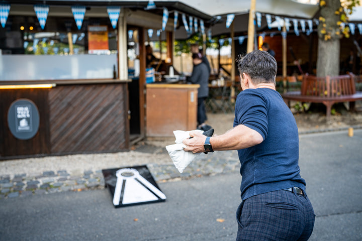 Mann beim Cornhole spielen in der Brauwelt Köln