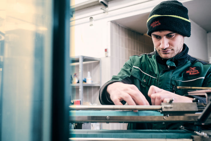 Mühlen Kölsch Brauer bei der Arbeit an der Flaschenabfüllung in der Brauwelt Köln