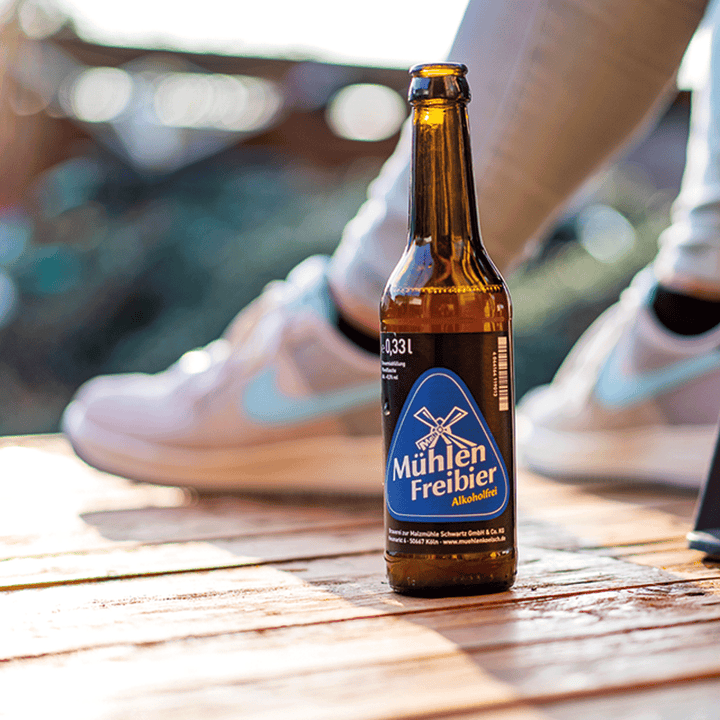 Longneck-Flasche Mühlen Freibier in der Sonne