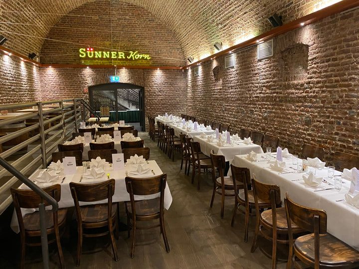 Brauwelt-Koeln-Brauhaus-Gewölbekeller-Eingedeckt-für-eine-Hochzeit