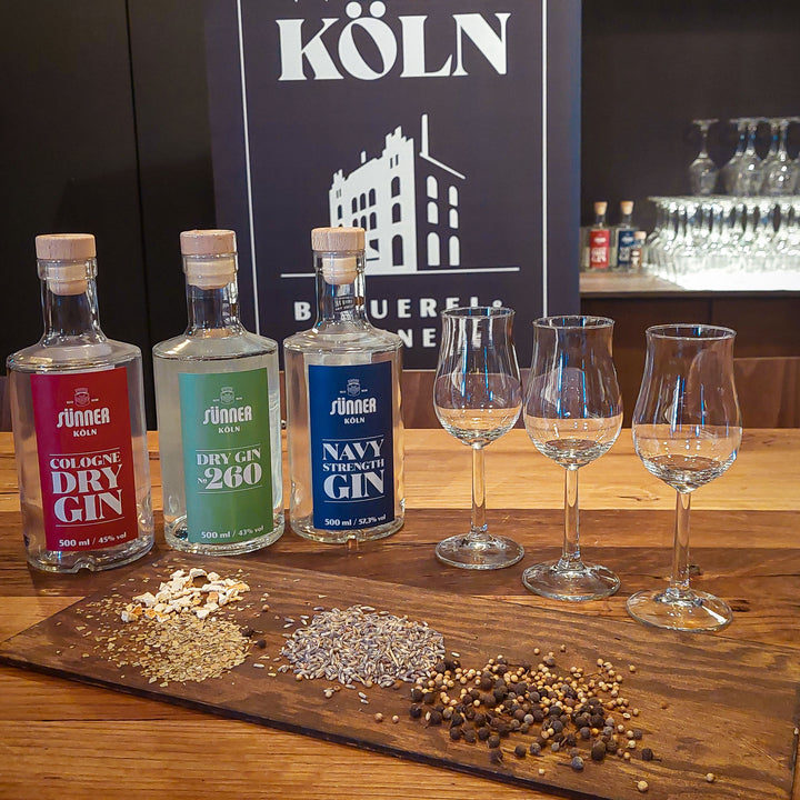 Sünner Cologne Dry Gin, Dry Gin No. 260 und Navy Strength Gin als Tastingset mit passenden Botanicals.